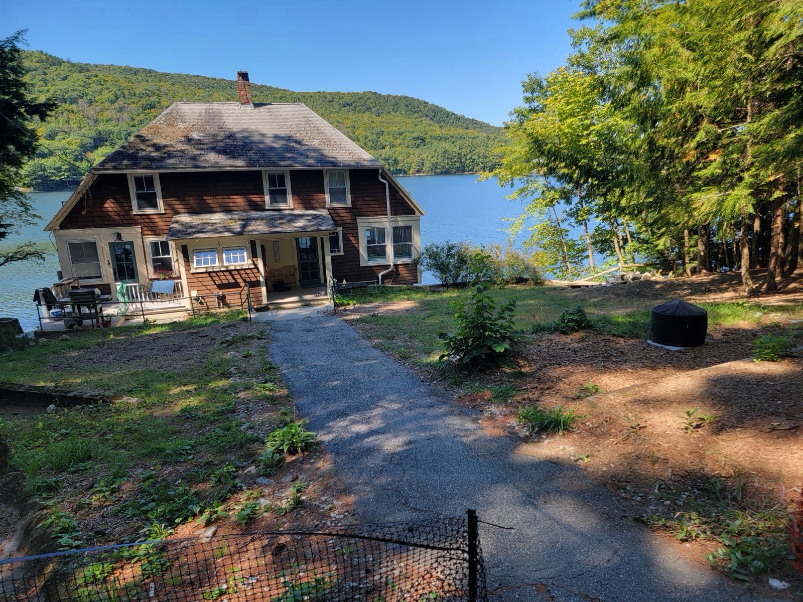 Lakefront Cottage before Tyler Lawn Care work